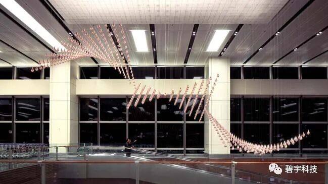 出发大厅中的动态雕塑